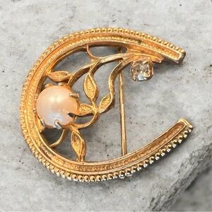 Vintage Costume Cultivated Pearl Leaf Design Brooch.